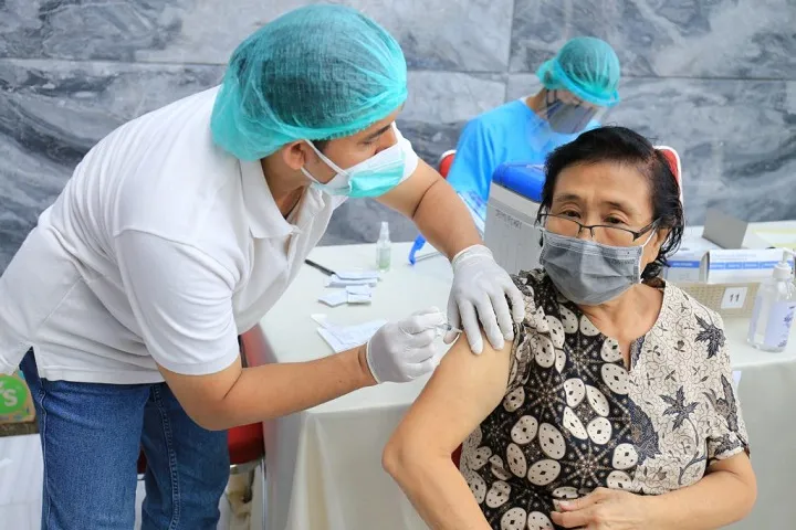 Usai Vaksin AstraZeneca, 3 Warga Jatim Sakit Serius
