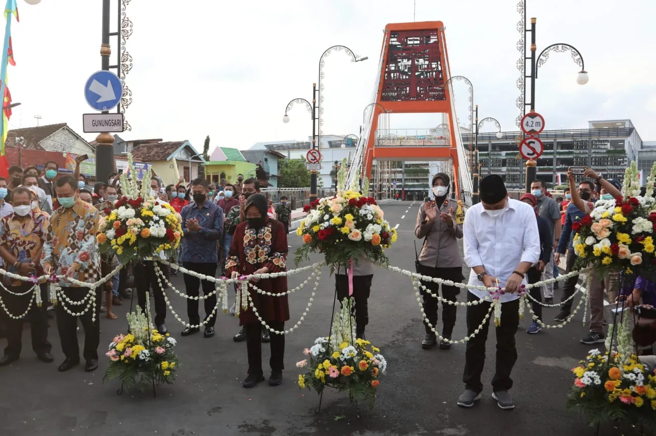 Mensos Risma Resmikan Jembatan Sawunggaling Joyoboyo