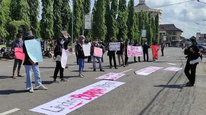 Gedung DPRD Ponorogo Didemo Puluhan Massa Berbaju Hitam