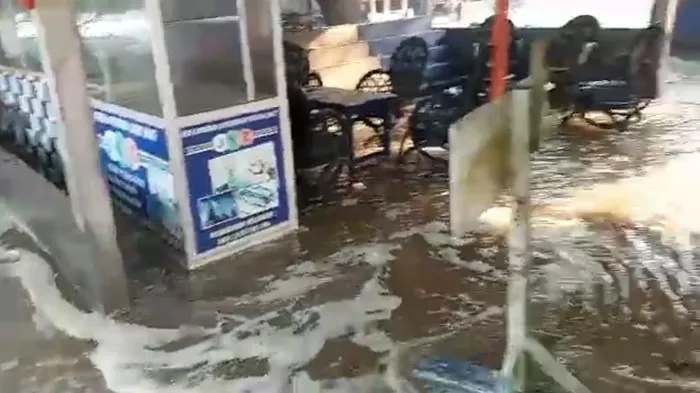Sejumlah Warung Terendam Air Rob