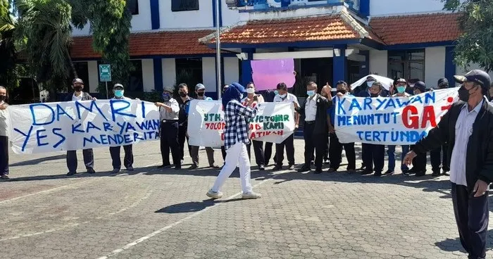 8 Bulan Gaji Tertunda, Puluhan Armada Bus Damri Gelar Demo