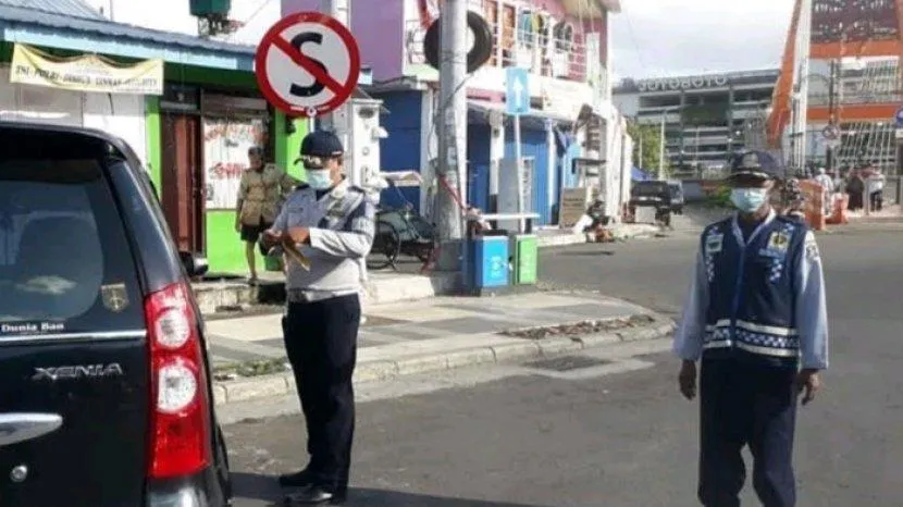 Parkir Sembarangan di Sekitar Jembatan Sawunggaling, Ban Digembosi