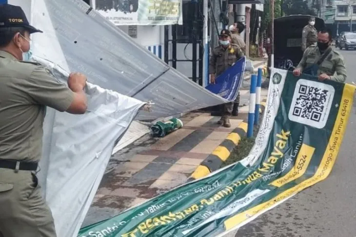 Sejumlah Reklame Bermasalah Ditertibkan