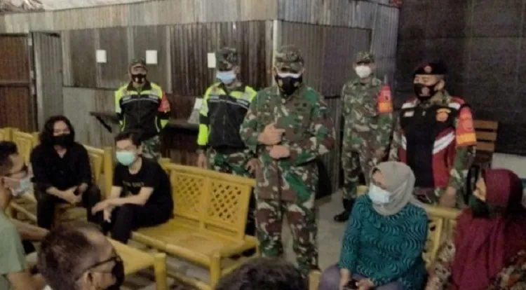 Dandim 0816 dan Garnisun Sidoarjo Himbau Penertiban PPKM di Bundaran Aloha