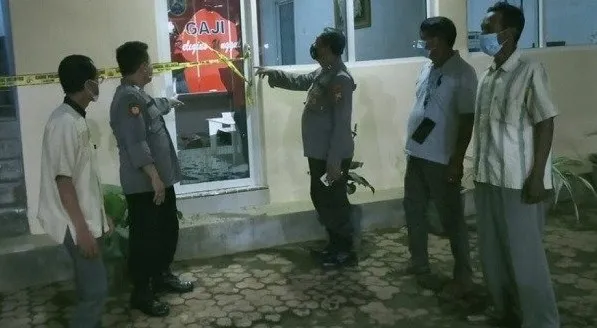 Usai Tenggak Miras, Pemuda Mengamuk Rusak Balai Desa