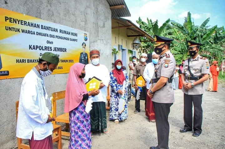 Sambut Hari Bhayangkara, Kapolres Jember Serahkan Kunci Rumah Kepada Lima Keluarga Dhuafa