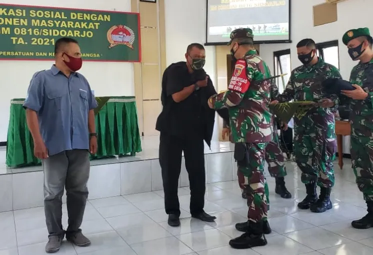 Dandim 0816 Sidoarjo Sematkan Jaket Simbol Sinergitas dengan Media