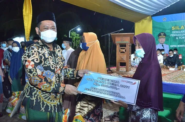 Gus Yani dan Bu Min Bagikan 2.850 Paket BPNT di Bawean