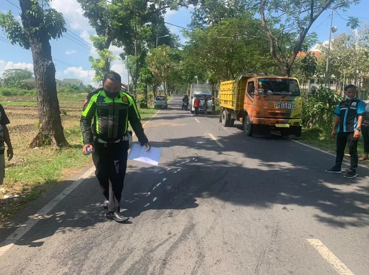 Kendarai Motor Sambil Bergurau, Pemuda Tewas Tertabrak Truk