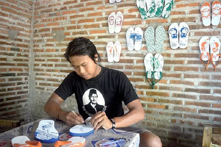 Eksis Berbisnis Ukir Sandal Hingga Rambah Pasar Nasional