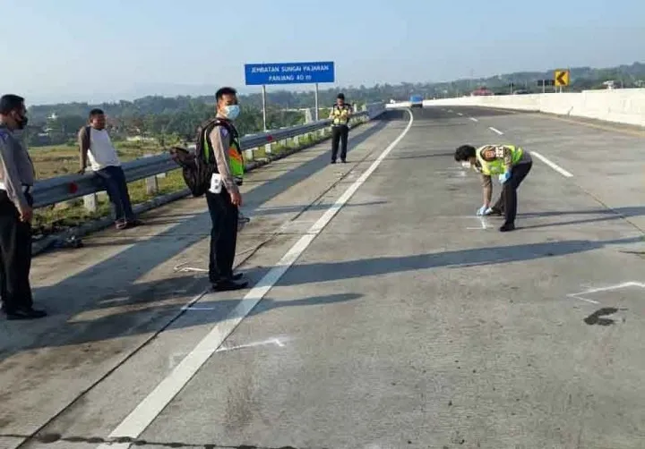 Sedan BMW Tabrak Truk, Pengemudi Tewas
