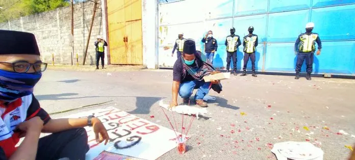 THR Belum Cair, Puluhan Buruh Gelar Unjuk Rasa dan Tabur Bunga
