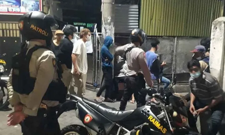 Asyik Pesta Miras, 17 Pemuda dan Beberapa Sajam Diamankan