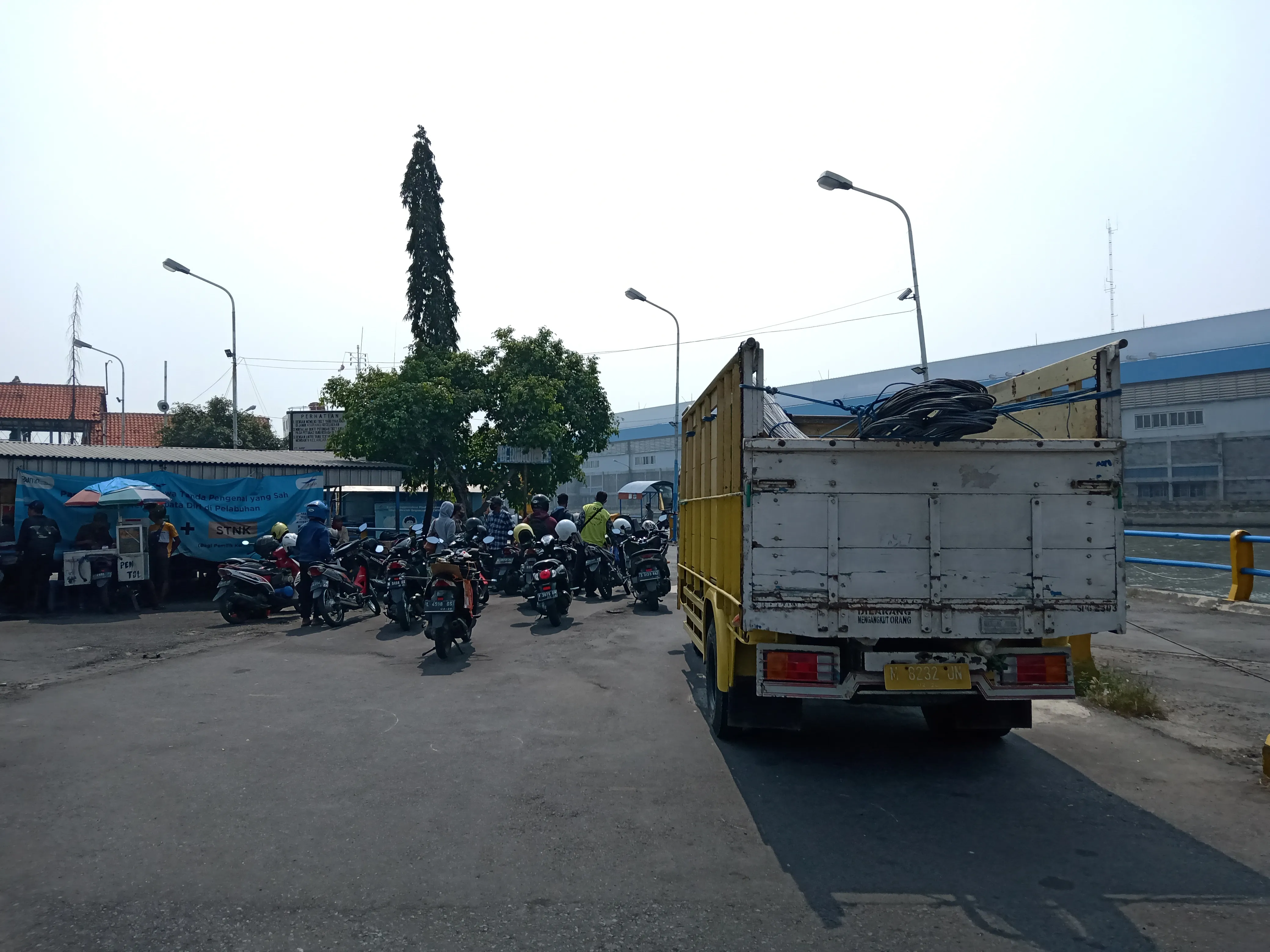 Covid-19 Bangkalan Meroket, Petugas Perketat Pengawasan di Pelabuhan