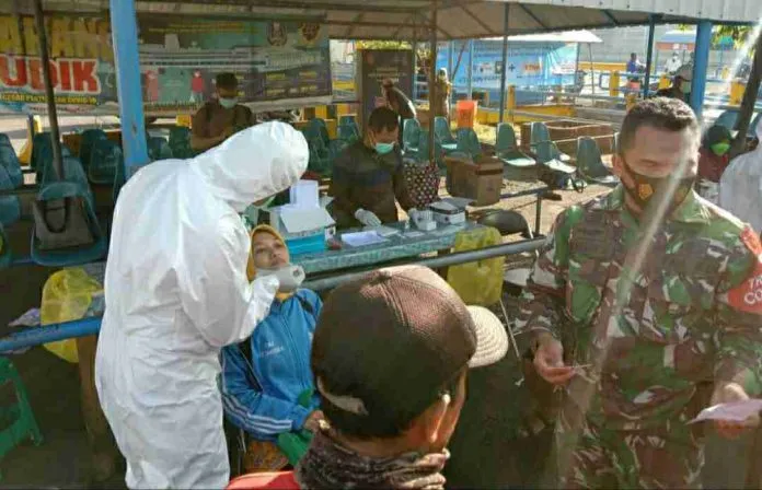 Petugas Berlakukan Swab Antigen di Pelabuhan Ujung Surabaya