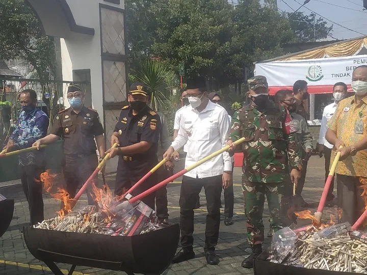 Kejari Sidoarjo Musnahkan Barang Bukti Senilai Rp 30 M
