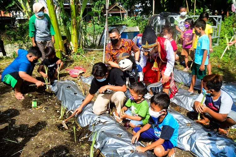Punakawan Petruk Ajak Anak Cintai Lingkungan Hidup