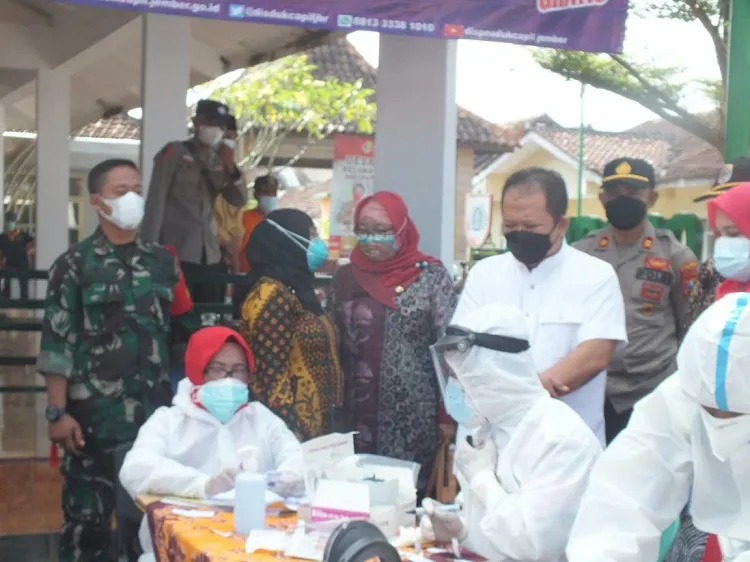Bupati Jember Tinjau Pelaksanaan Swab Antigen Massal
