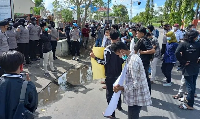 Puluhan Mahasiswa Demo di Dinas Pendidikan Sumenep
