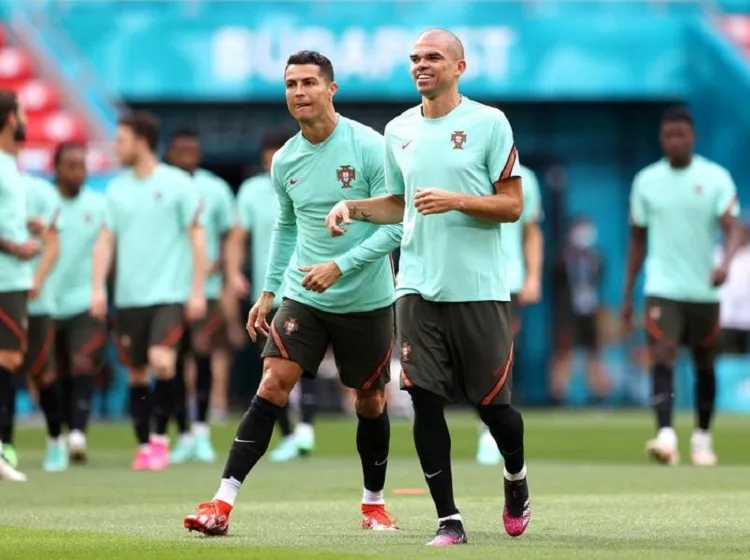 Pepe Jadi Korban Aksi Jahil CR7 di Sesi Latihan