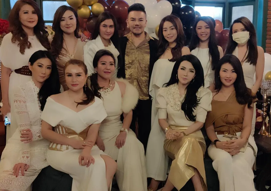 Rayakan Anniversary Bernuansa Gold, Intip Gaya Seru Para Sosialita Surabaya