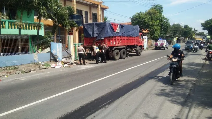 Diduga Mengantuk, Sopir Truk Tabrak Penjual Pentol hingga Tewas
