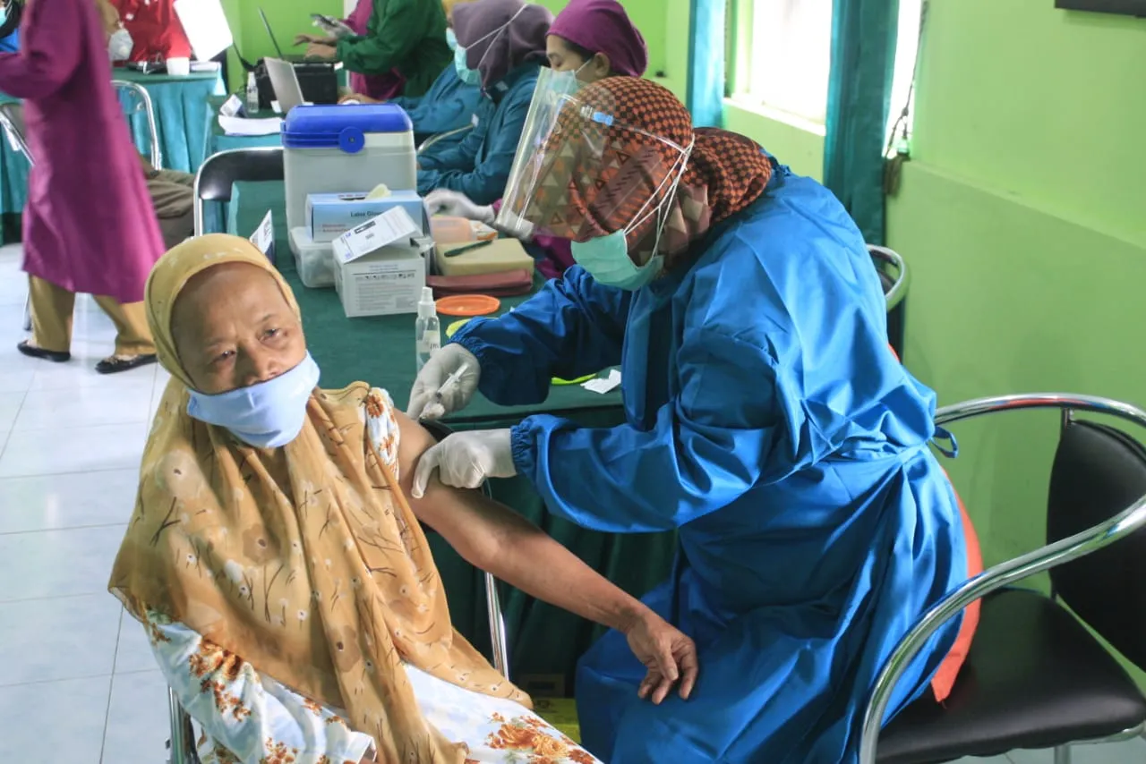 Capaian Vaksinasi Lansia di Jatim Masih 23,27 Persen