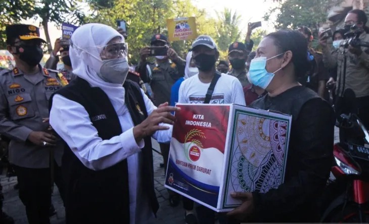 Forkopimda Bagi Paket Sembako Kepada Warga Bulak Banteng