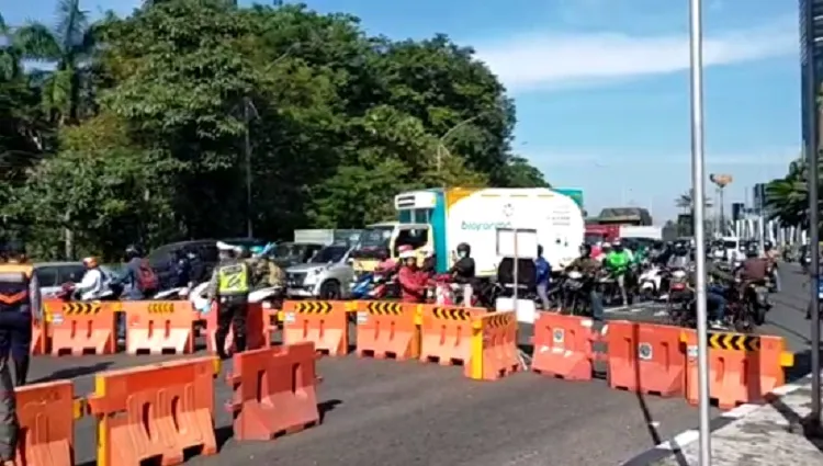 Penutupan Jalur Masuk Surabaya di Depan Mall CITO Berdampak Kemacetan