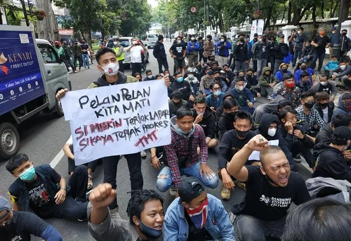 Ratusan Mahasiswa, Pelajar, Ojol, Hingga Pedagang Gelar Aksi Tolak PPKM Darurat