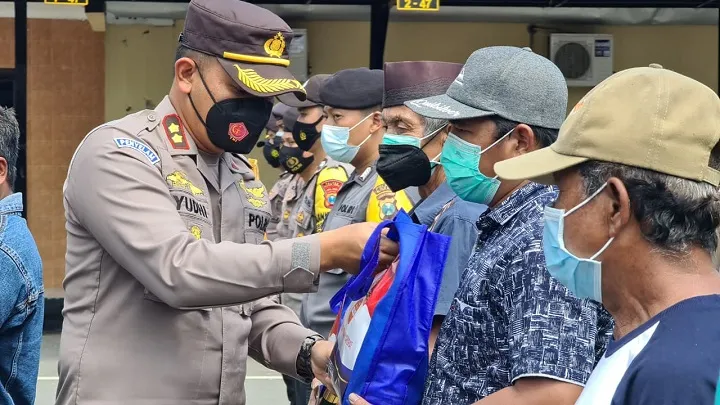 Bansos untuk Masyarakat Terdampak Covid-19 Terus Bergulir, Kini Polres Blitar Kota Distribusikan 51 Ton Beras