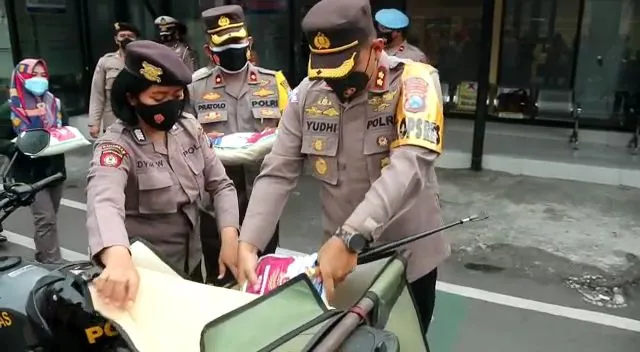 Polres Blitar Kota Salurkan Bantuan 1 Ton Beras di Enam Wilayah Kabupaten Blitar
