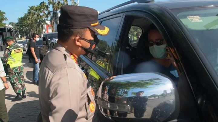 Kapolres Pimpin Langsung Penyekatan Kendaraan Masuk Gresik