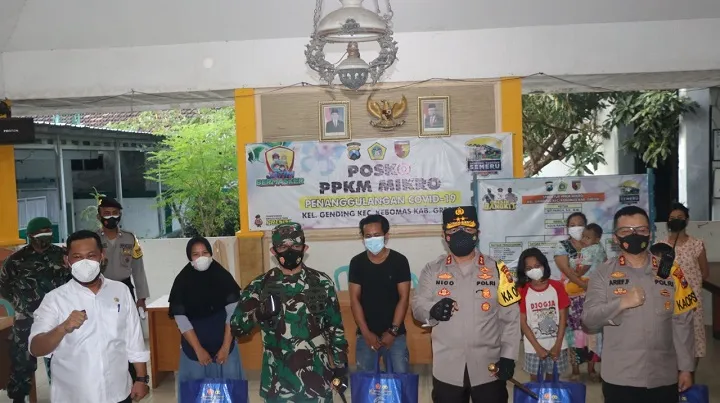 Kapolda Jatim dan Pandam V Brawijaya Naik Motor Pantau PPKM di Gresik