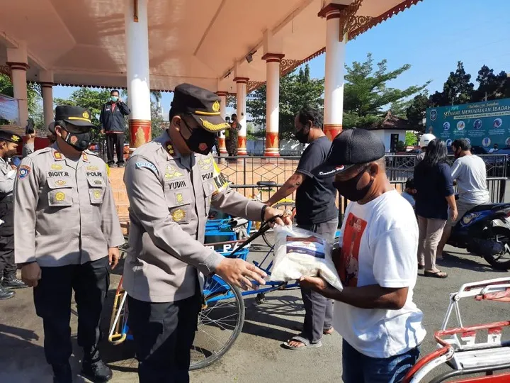 Polres Blitar Kota Gelar Vaksinasi dan Bagi Bansos di Area Makam Bung Karno