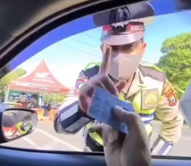 Viral ! Paksa Masuk Surabaya, Pemuda Semarang Dipaksa Putar Balik