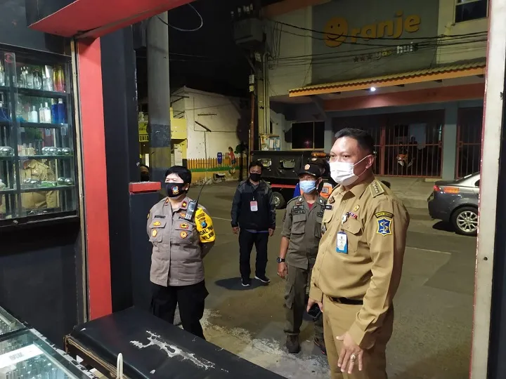 Camat Wonocolo Tindak Tegas Pelanggar Protokol Kesehatan
