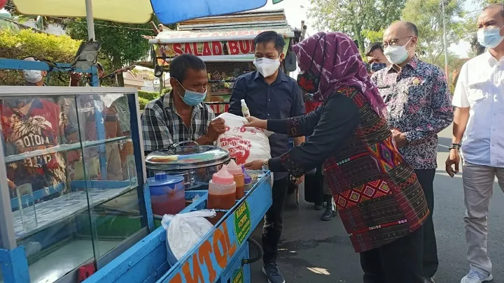 Wali Kota Gelontor Bantuan dan Bebaskan Retribusi Pasar saat PPKM Darurat