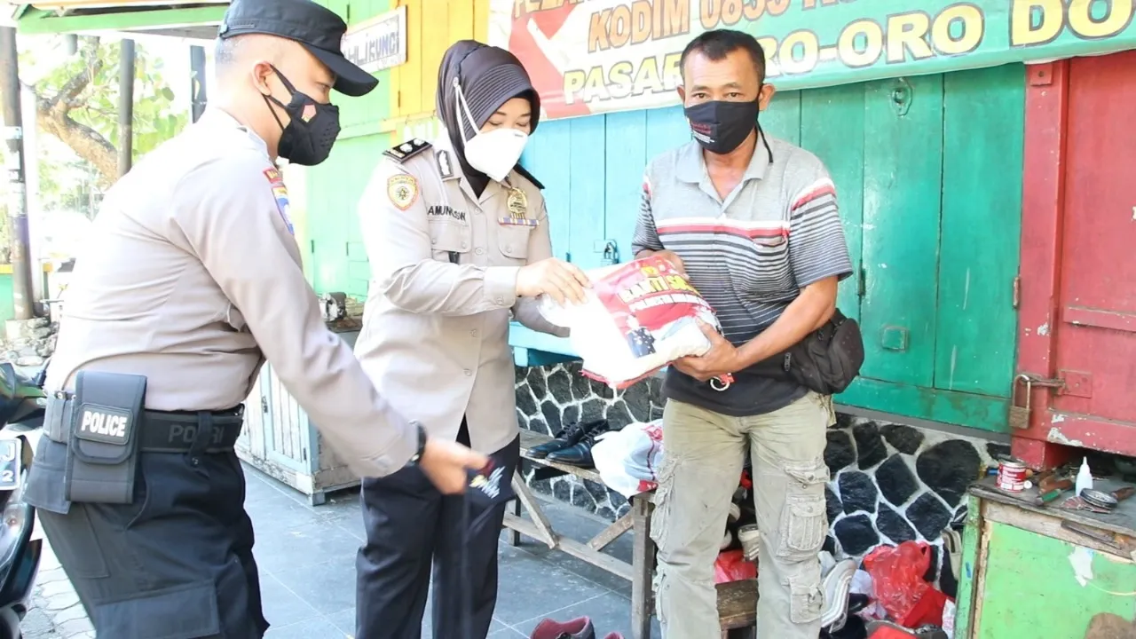 Bhayangkara Untuk Negeri, Polresta Malang Kota Bagikan Sembako Pada Warga Terdampak Covid
