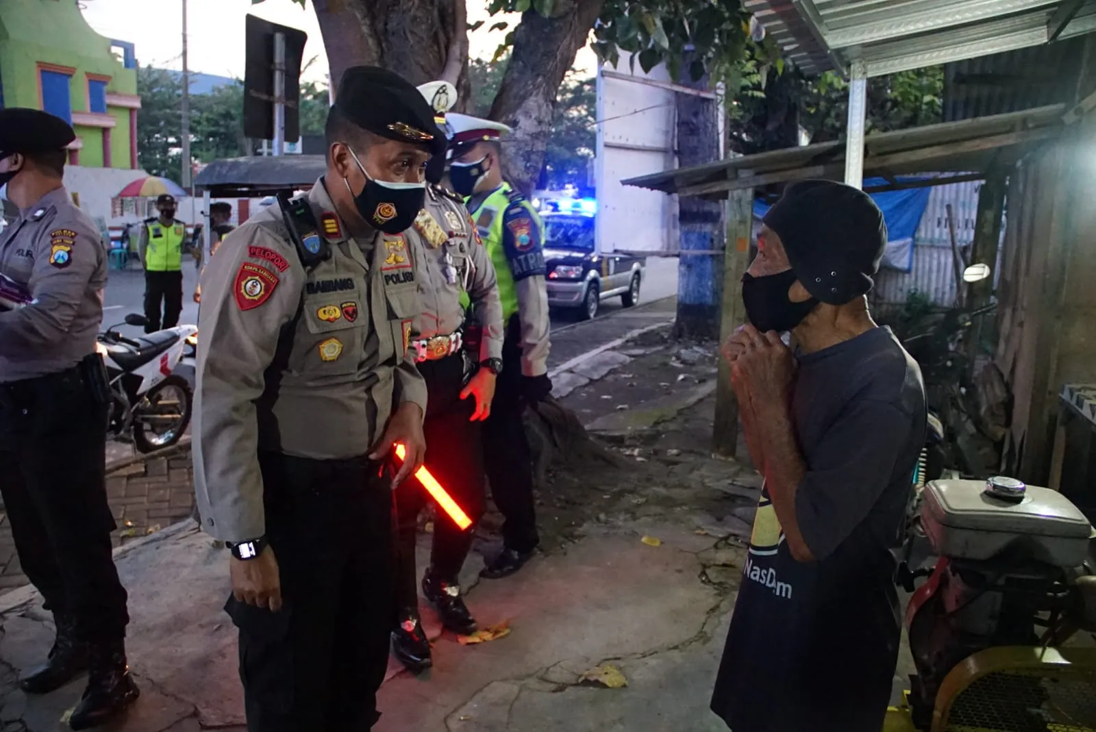 Kapolres Malang AKBP Bagoes Wibisino Lepas Tim Baksos PPKM Darurat Bagikan Sembako ke Pedagang