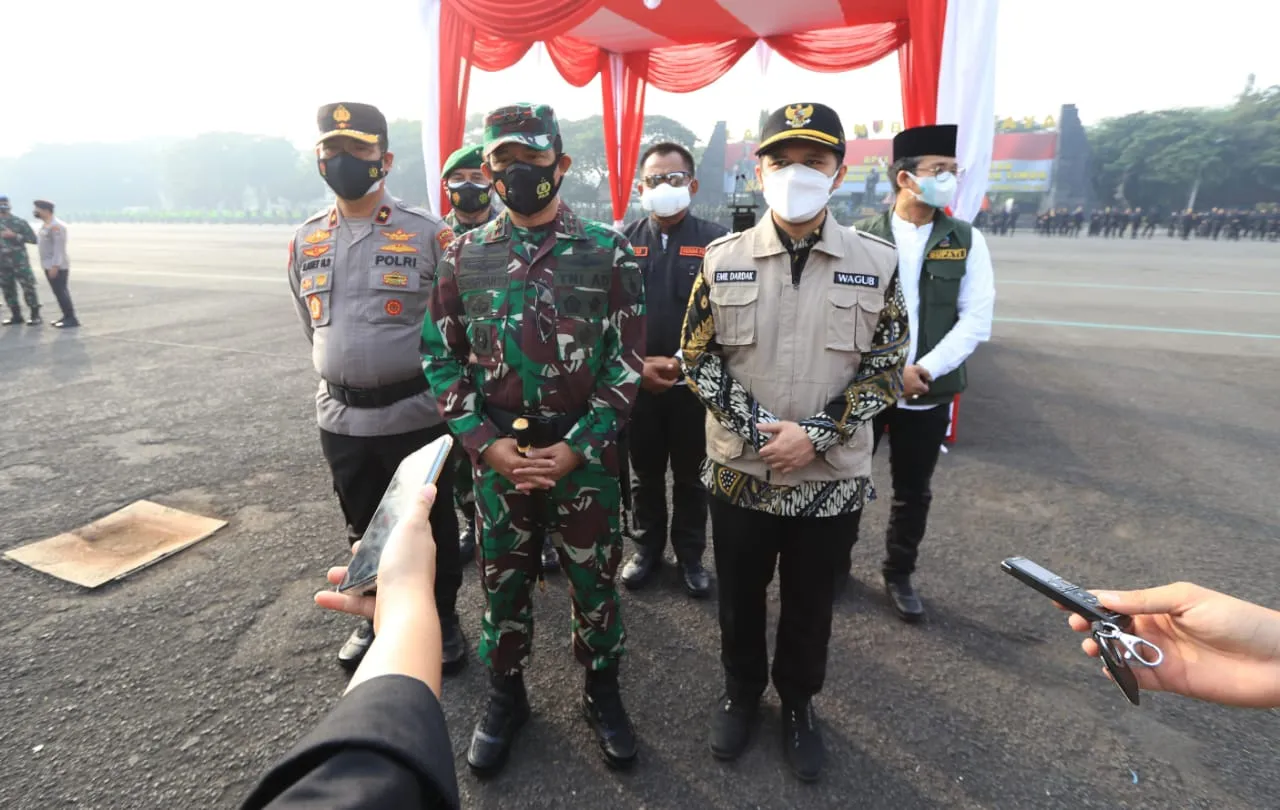 Pangdam V Brawijaya Mayjen TNI Suharyanto didampingi Wagub Jatim Emil Dardak apel PPKM Darurat di lapangan Makodam V Brawijaya Jumat (2/7/2021)