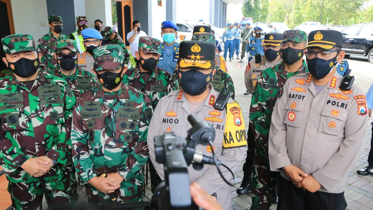 Kapolda Jatim Irjen Pol Nico Afinta dan Pangdam V Brawijaya Mayjen TNI Suharyanto meninjau penyekatan di Jatim, Jumat (9/7/2021)