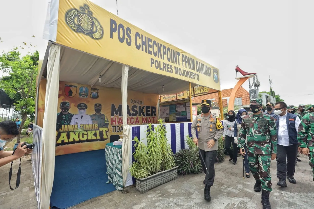 Kapolda Jatim Irjen Pol Nico Afinta dan Pangdam V Brawijaya Mayjen TNI Suharyanto melakukan pengecekan di perbatasan Mojokerto dan Jombang Sabtu (10/7/2021)