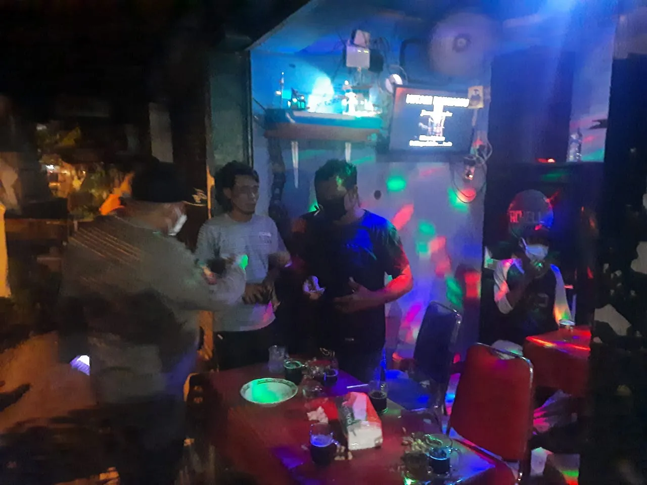 Nekat Buka, Warung Remang - Remang Ditertibkan Petugas