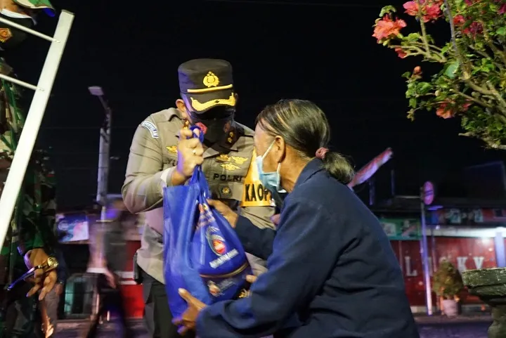 Sabtu Malam Kapolres Blitar Kota Gelontorkan Bansos untuk Pedagang