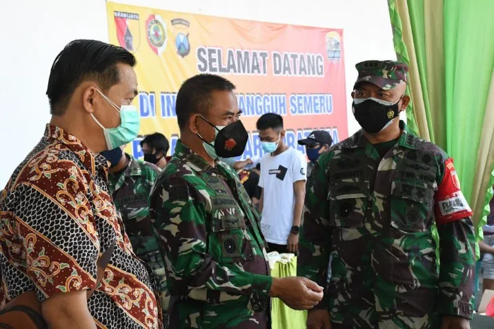 Danrem 082/CPYJ Pantau Vaksinasi Karyawan Pabrik Tepung Mojokerto