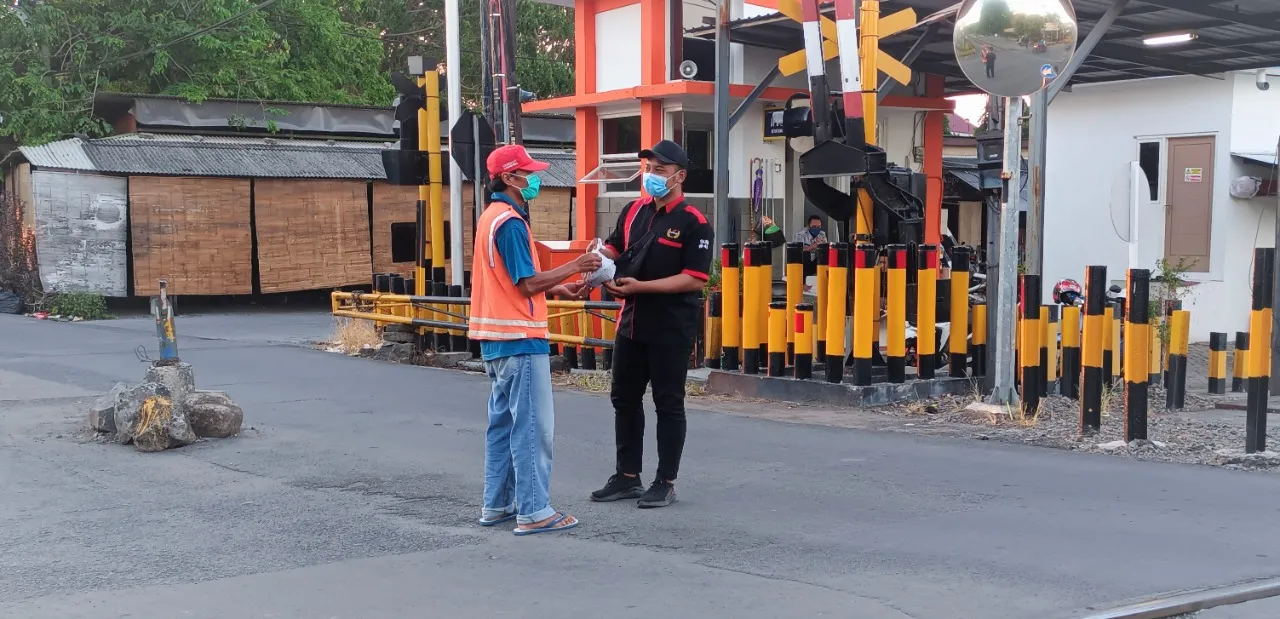 Bold Riders Surabaya Bagikan Daging dan Sembako Untuk Dhuafa