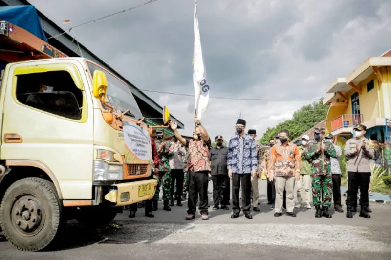 Bupati Hendy Lepas Pendistribusian Bansos Beras dari Kemensos untuk Warga Jember