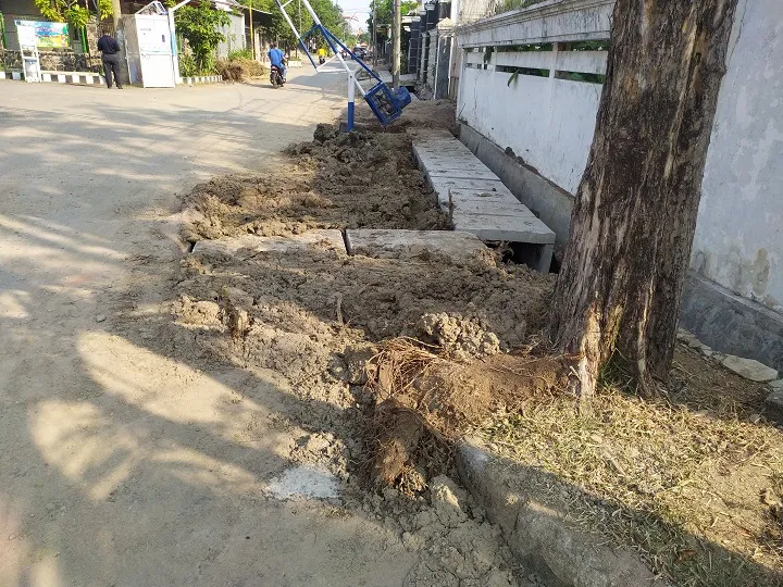 Diprotes Warga, Proyek Box Culvert Medokan Ayu Berhenti