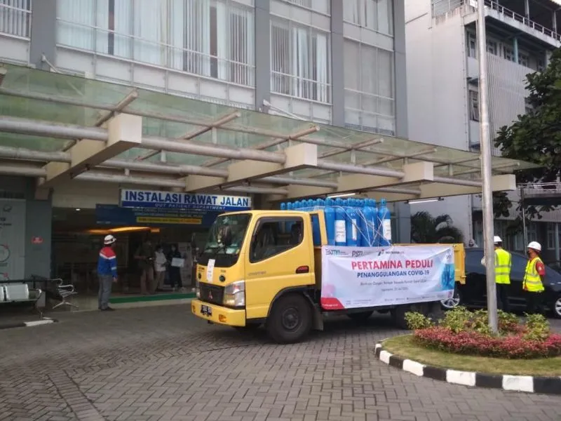 Subholding Gas Bersinergi Serahkan Bantuan 50 Tabung Oksigen ke RS UGM